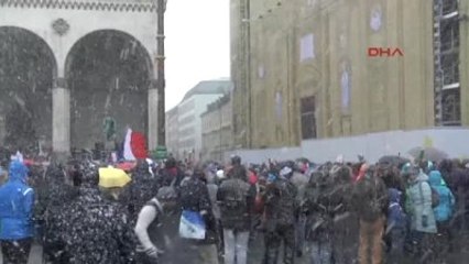Münihliler, Fransa'daki Terör Saldırılarını Protesto Etti