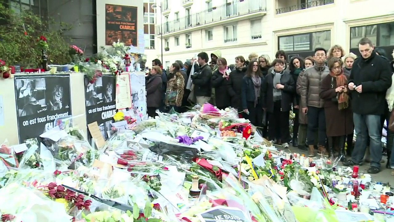 Recueillement près du siège de Charlie Hebdo