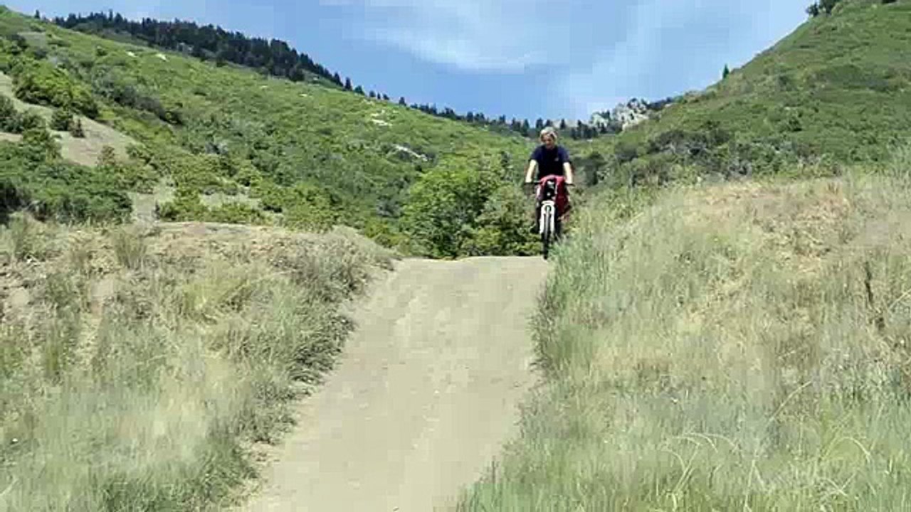 La pure gamelle d'une fille sur un vélo ! a voir