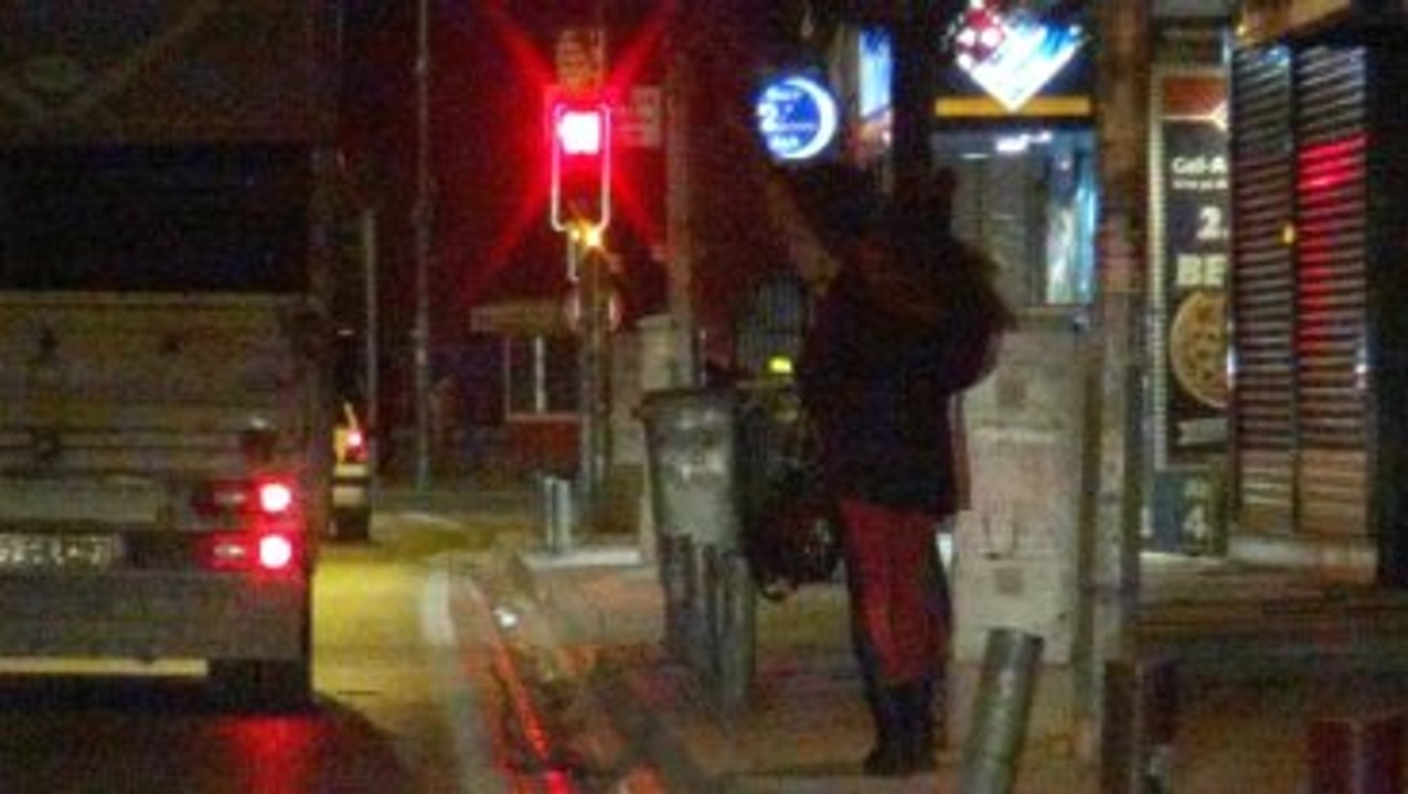 İzmir İşlek Caddede Fuhuş Pazarlığı