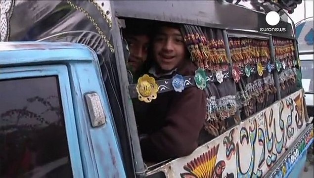 Ученики возвращаются в пакистанскую школу, захваченную талибами месяц назад