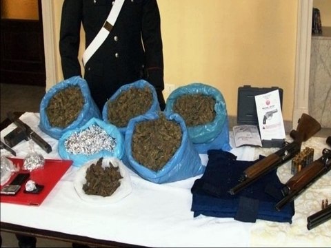 Catania - nel garage di periferia nascondeva droga e armi, arrestato