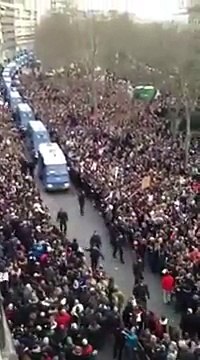 Gendarmes applaudis par la foule à Paris : marche républicaine du 11 janvier!