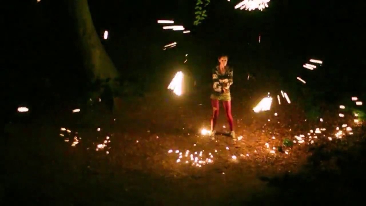 Jonglage, feu et étincelles : un mélange somptueux et époustouflant!