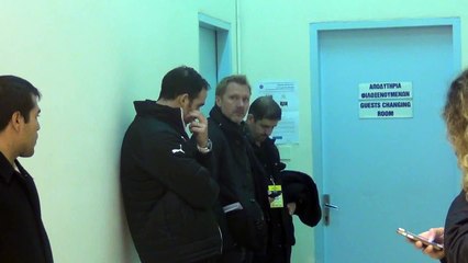 Ο Φινκ έξω απο τα αποδυτήρια του ΑΠΟΕΛ