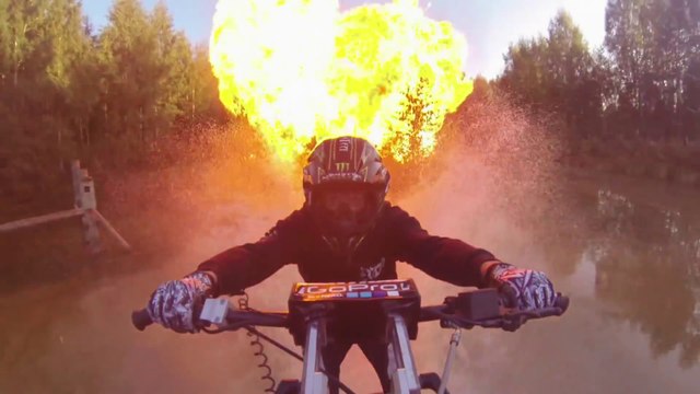 Cascades de fou en motoneige, sur l'eau et à travers les flammes!