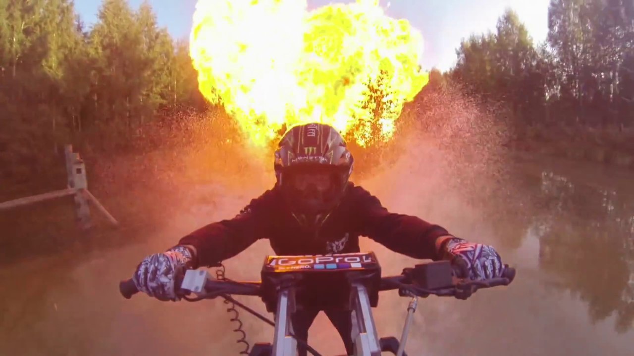 Cascades de fou en motoneige, sur l'eau et à travers les flammes!