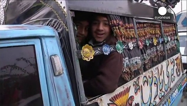 Πακιστάν: Επιστροφή στο σχολείο ένα μήνα μετά το μακελειό των Ταλιμπάν