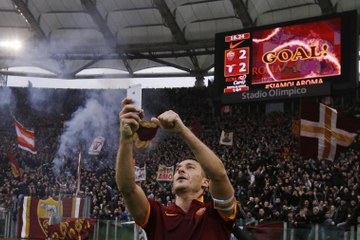 Francesco Totti célèbre son but en selflie