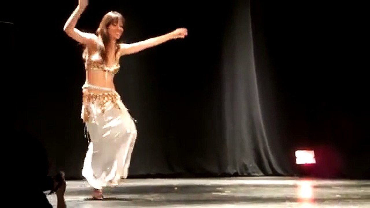 Hot German Girl Belly Dance (Hot Duits Meisje Belly Dance)