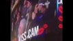 Ne JAMAIS ignorer votre copine pendant une kiss cam !