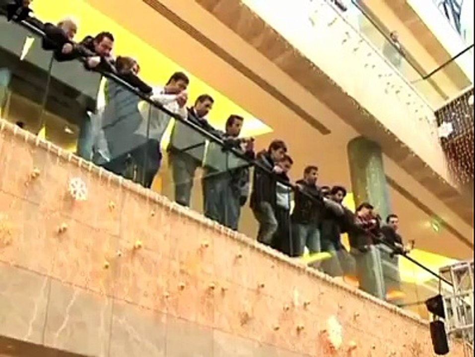 L'homme le plus grand du monde rencontre l'homme le plus petit !