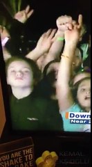 Kameraları Görünce İçindeki Divayı Ortaya Çıkaran Çocuk