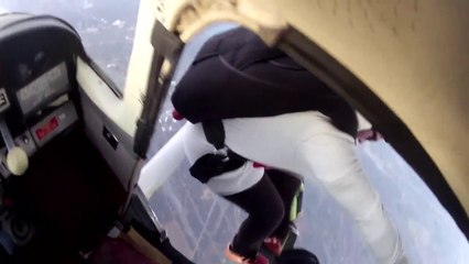 9 paraşütçüyü taşıyan 2 uçak havada çarpışıyor