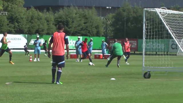 Gabriel mostra categoria e marca golaço em treino do Verdão