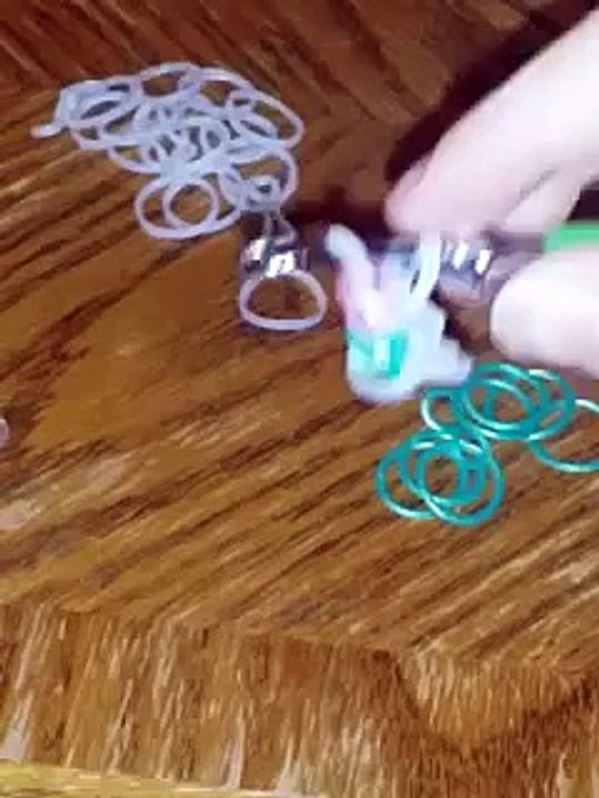 How to Make Loom Bands / Rainbow Loom Charms: PEACE SIGN (Crazy Fun Loom