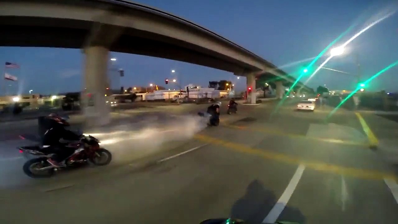 Burn de fou au milieu du trafic