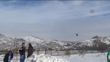 Video herunterladen: Kalp Krizi Geçiren Kepçe Operatörü Askeri Helikopterle Hastaneye Kaldırıldı