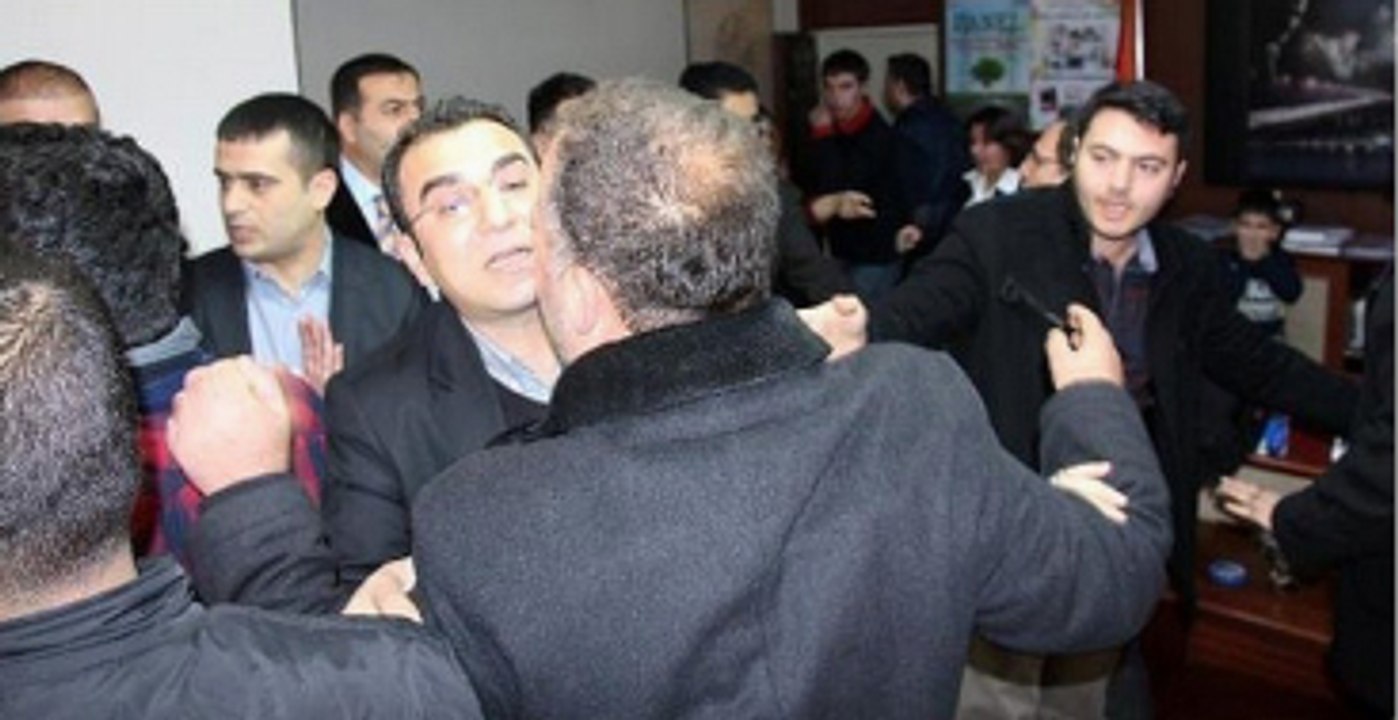 Kesintilere Tepki Gösteren Vatandaşlar,DEDAŞ  Müdürünün Odasını Bastı