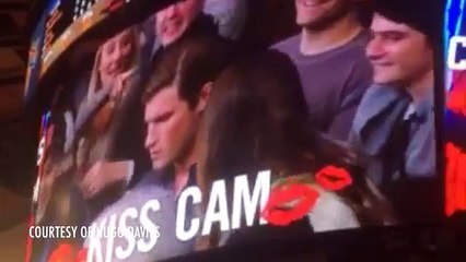 Elle se venge de son copain, qui occupé sur son téléphone portable, avait refusé de lui faire un bisou pendant la kiss cam