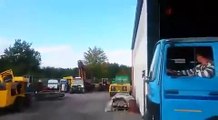 Un chauffeur de camion va à Francfort avec un camion pas comme les autres...