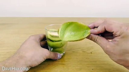 Essa é a forma mais rápida de descascar um kiwi
