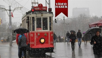 Taksim’de kar yağışı başladı
