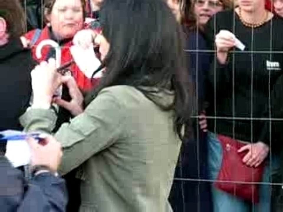Nolwenn Leroy signe des autographes