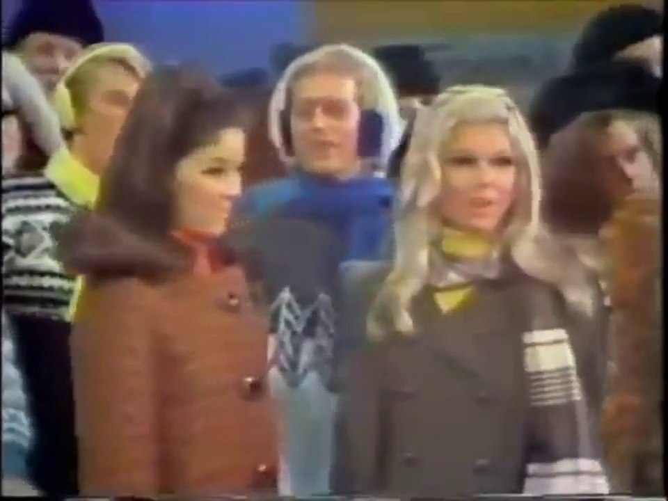 Nancy Sinatra & Gail Martin in „The Dean Martin Christmas Show“  (1967, HD)