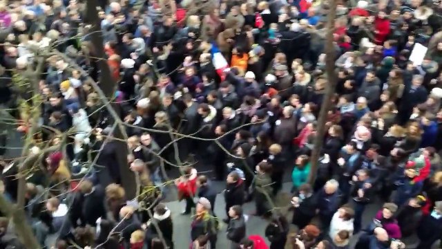 Paris protest crowd reacts to John Lennon's 'Imagine' - #JeSuisCharlie