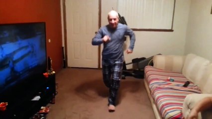 Un papa qui danse en mode années 90... La grande classe!