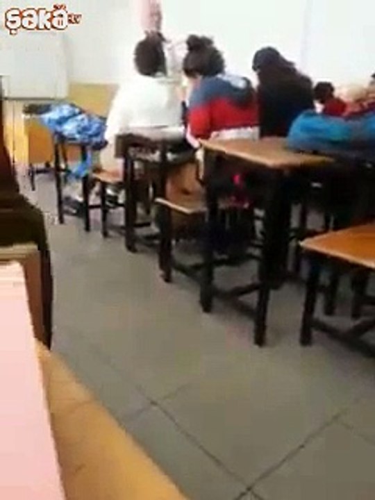 Öğretmenin Esprisine Hayvanatça Gülen Liseliler