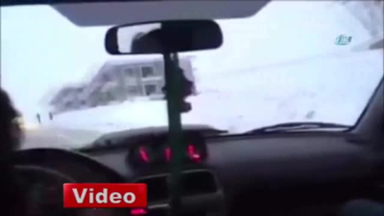 Karlı Yolda Tehlikeli Gösteri