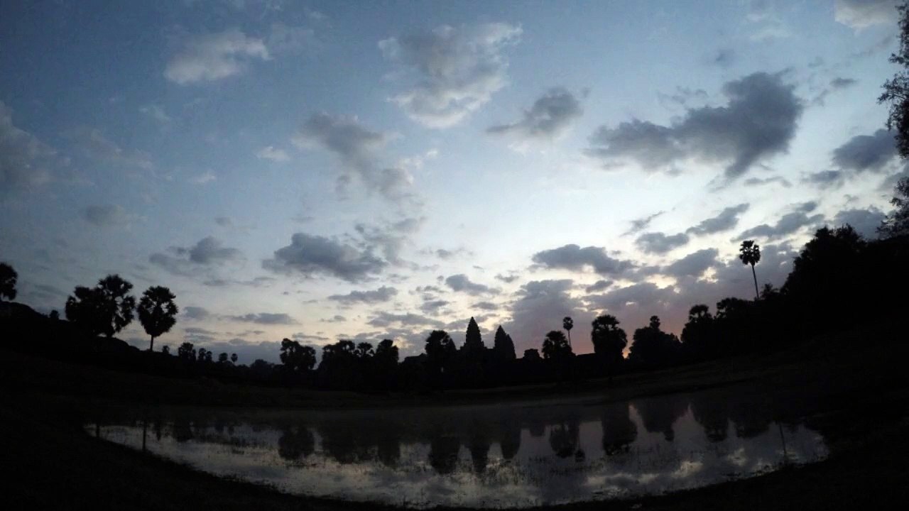 CAMBODGE - LEVER DE SOLEIL SUR ANGKOR WAT
