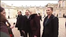 La première ministre du Danemark, Helle Thorning-Schmidt, chute à l'Elysée en se rendant à la Marche Républicaine