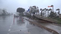 Antalya'da Fırtına ve Yağmur Yaşamı Felç Etti
