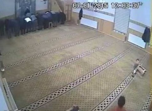 Küçük Çocuk Namaz Kılan Adamın Taburesini Çaldı