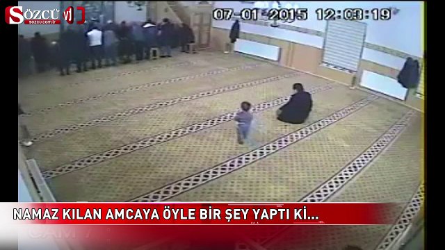 Namaz kılan amcaya öyle bir şey yaptı ki.