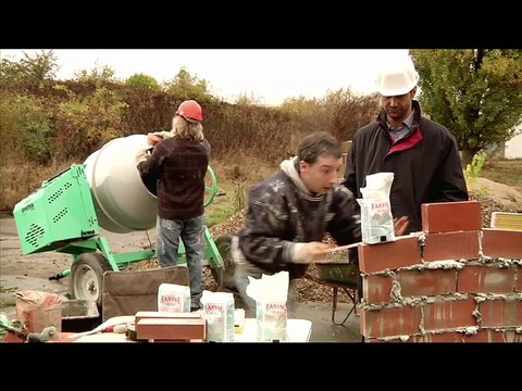 AFPA (Association pour la formation professionnelle des adultes) - formation - novembre 2009 - Ph. Lucas coache les jeunes , maçon