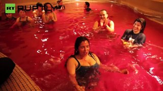 Nade em piscina de vinho em SPA no Japão!