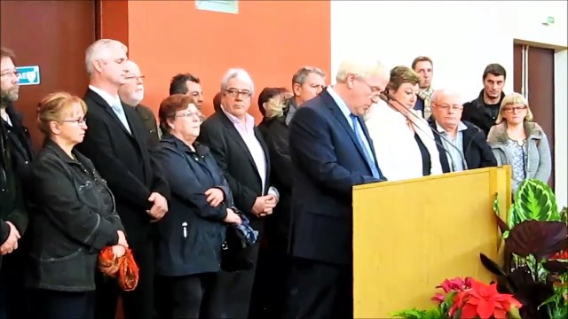 Thierry Foucaud, vice-président du Sénat et adjoint à Oissel-sur-Seine rend hommage aux victimes de l'attentat terroriste à la rédaction de Charlie Hebdo.