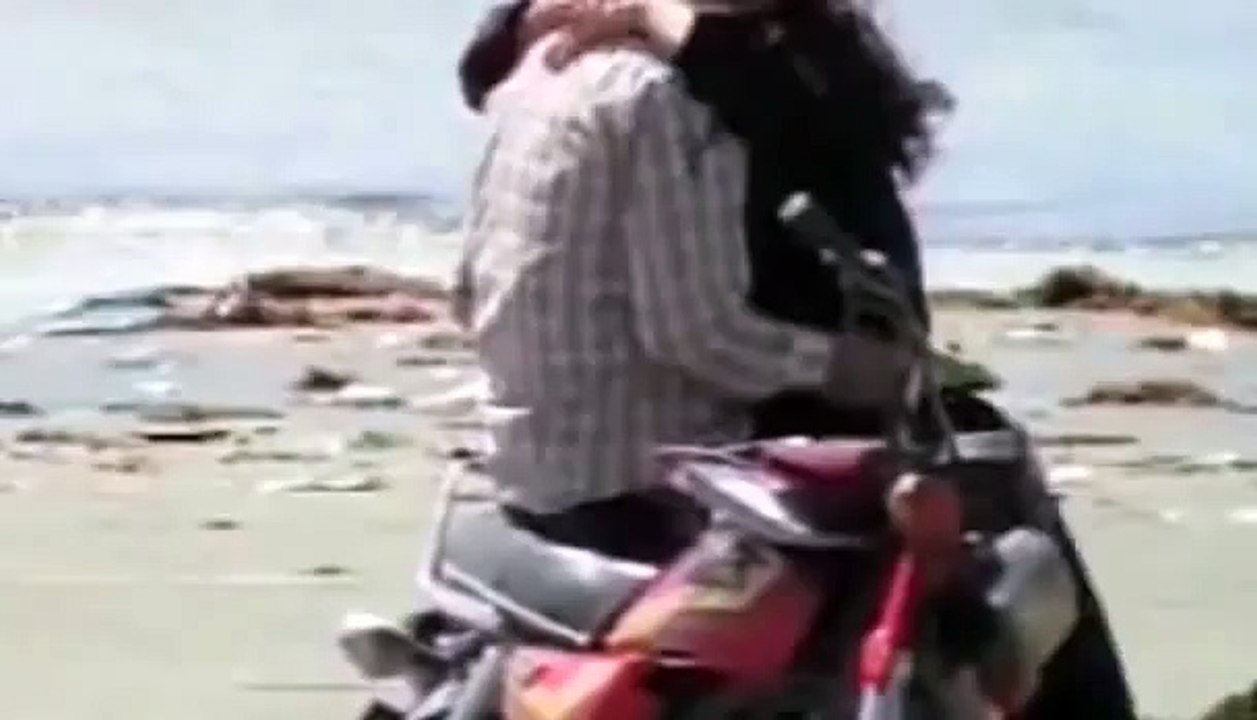 Karachi couples at the Beach - Having Fun