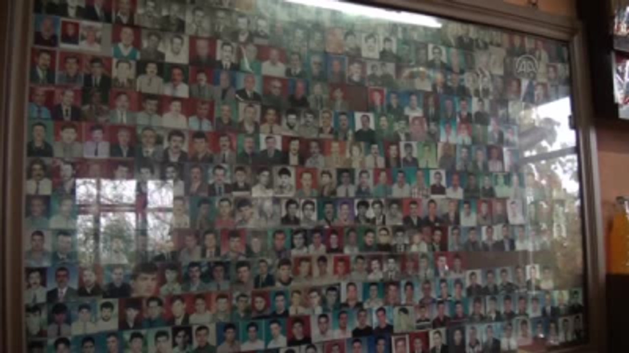 Müşterilerinin Fotoğraflarını İş Yerine Asıyor