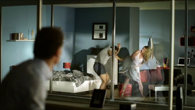 Conforama - meubles - août 2010 - Les voisins, la chambre et la bataille de polochons , Merinos