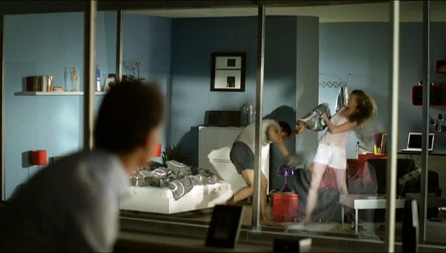 Conforama - meubles - août 2010 - Les voisins, la chambre et la bataille de polochons , Tara