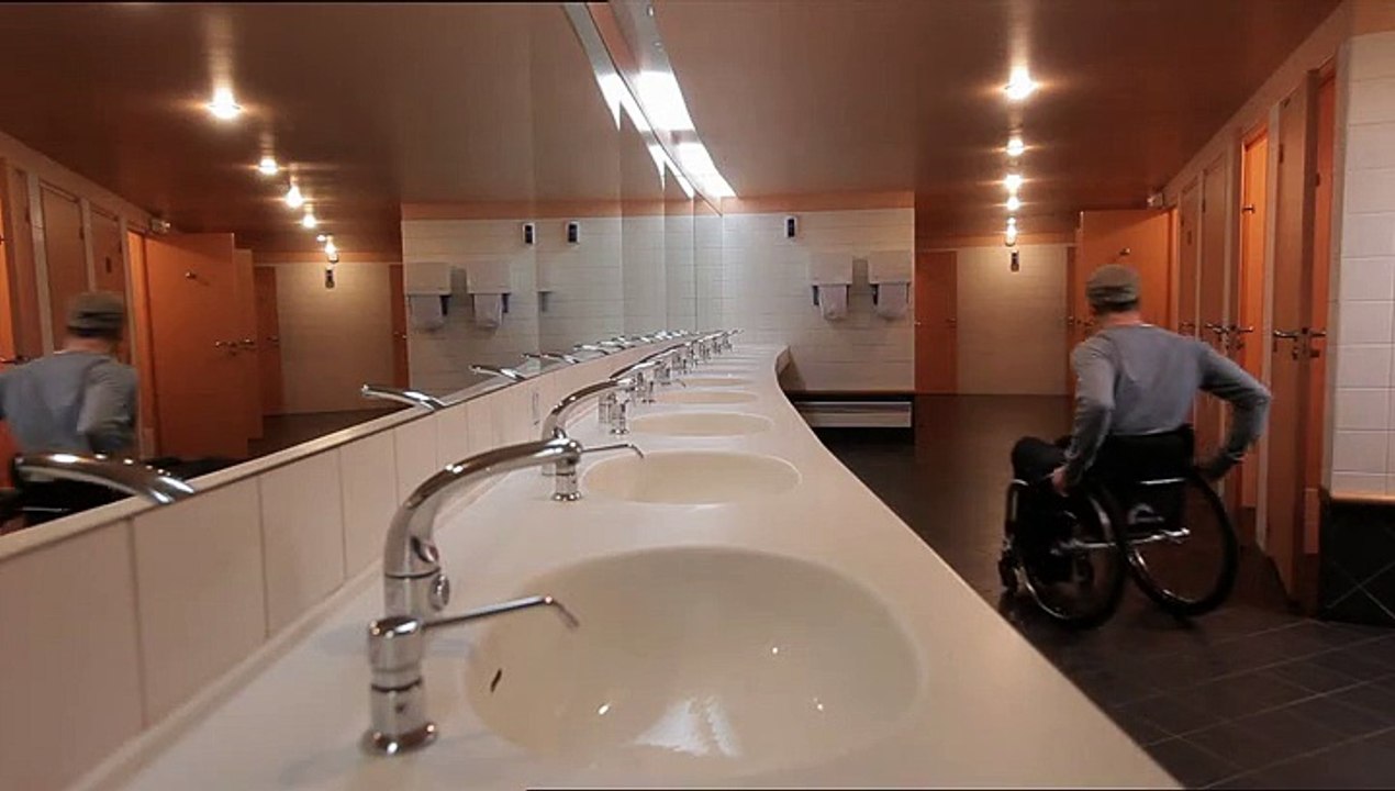 Association des Paralysés de France (APF) - association pour l'intégration des handicapés - octobre 2010 - "Les places réservées"