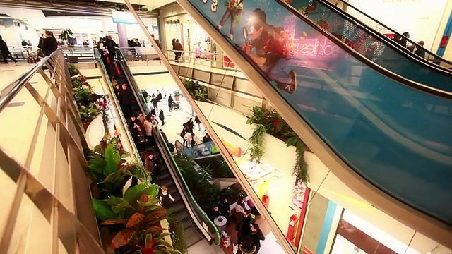 Ariel - lessive, Publicité sur les mains courantes d'escalator dans des centres commerciaux - mars 2011