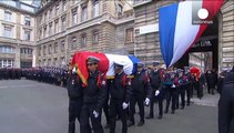 اولاند، عالیترین نشان فرانسه را به افسران قربانی اهدا کرد