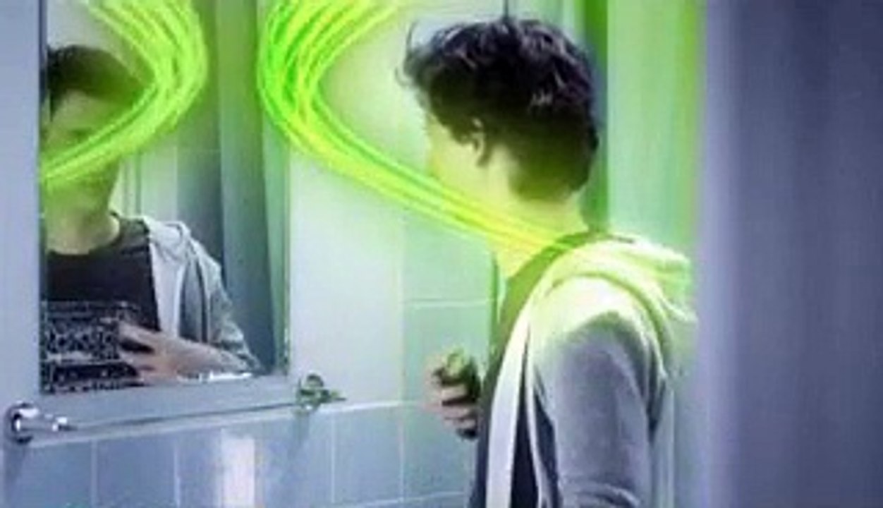 Axe (Unilever) - déodorant Axe Twist - mai 2010 - avec Clara Morgane, www.twistetfaislavibrer.com, la serveuse