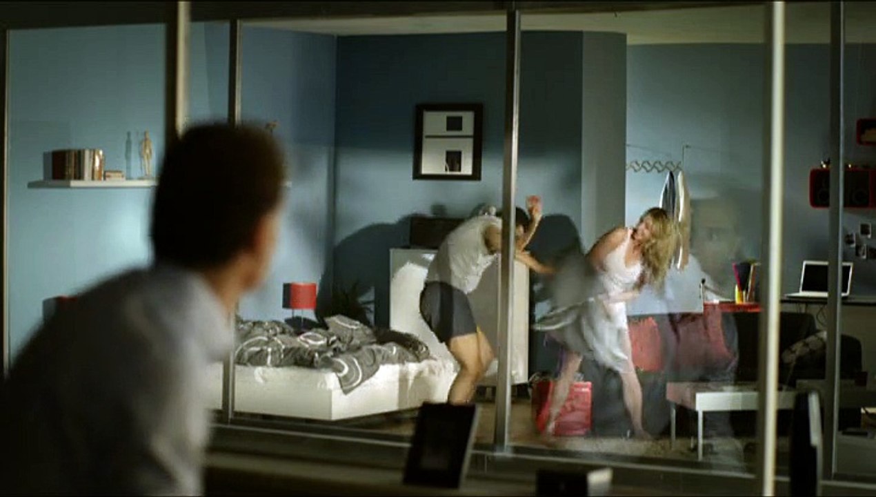 Conforama - meubles - août 2010 - "Les voisins, la chambre et la bataille de polochons", "Parure Moovy"